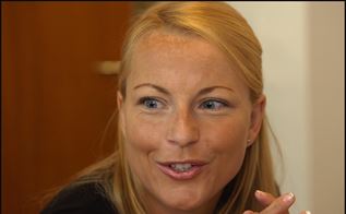 Advokat Eva Persson sidder med foldede hænder og kigger til siden