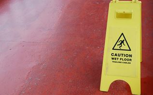 Et advarselsskilt der advarer mod vådt gulv