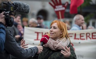 Social- og sundhedsassistent Maria Rostén interviewes ved demonstration.