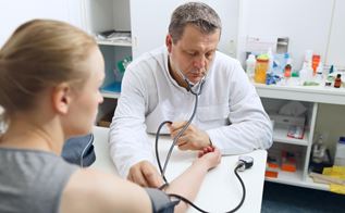 Kvinde får taget blodtryk ved lægen