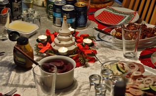 Bord dækket op til julefrokost med mad og drikke