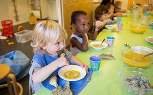 Børn i daginstitution spiser kødboller og suppe på Maddag 2016