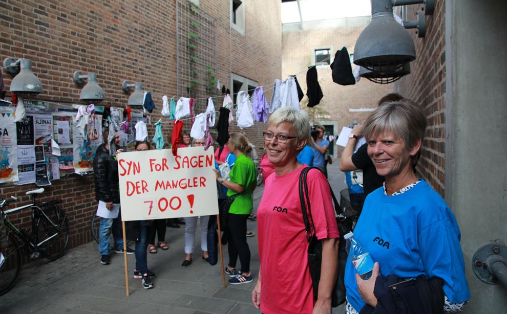 FOA medlemmer demonstrerer foran byrådssalen i Aalborg, med skilt og ophængte trusser som symbol på fyrede medarbejdere. 