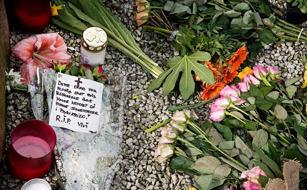Blomster ved bocenteret Lindegården efter Vivi Nielsens død.
