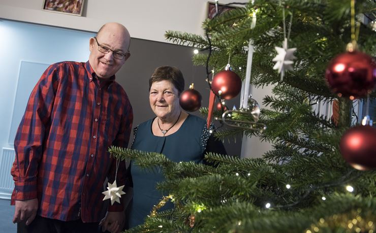 Social- og sundhedsassistent Alice Juul Skals med beboer Svend Peter Saaby ved juletræet