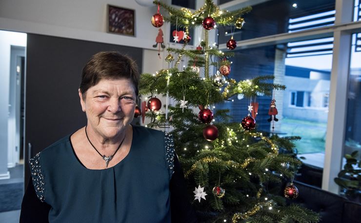Social- og sundhedsassistent Alice Juul Skals foran et juletræ