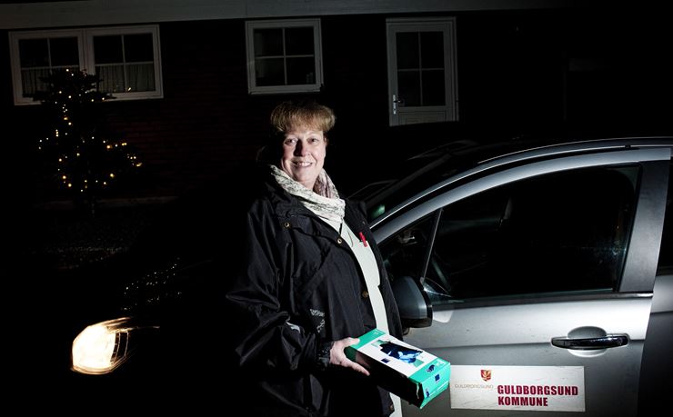 Social- og sundhedsassistent Wicki Jeanette Lorenzen foran sin hjemmeplejebil