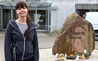 Mia står foran Lindegården, hvor hendes kollega Vivi Nielsen blev knivdræbt.