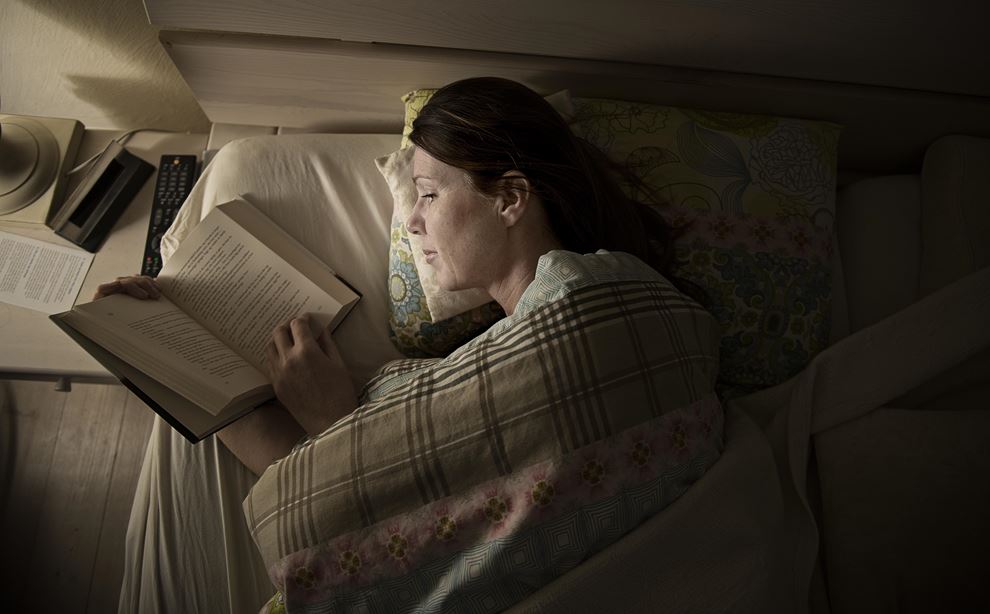 Tanja Schmidtke Eriksen læser i sengen