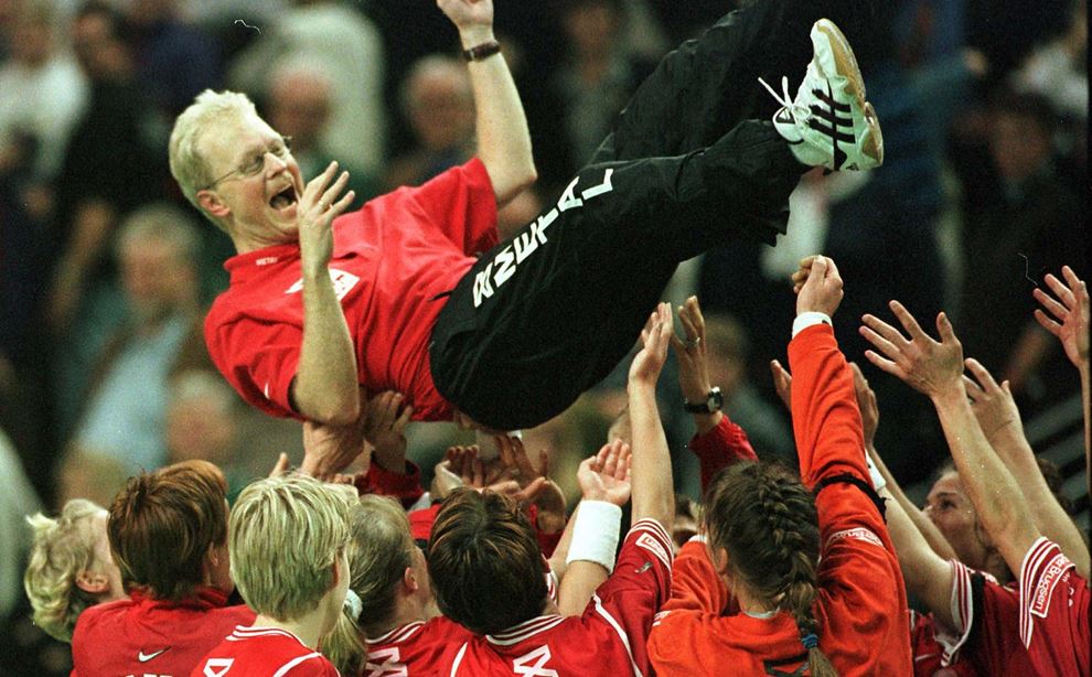 Ulrik Wilbek fejres af kvindelandsholdet efter sejren i VM-finalen i 1997
