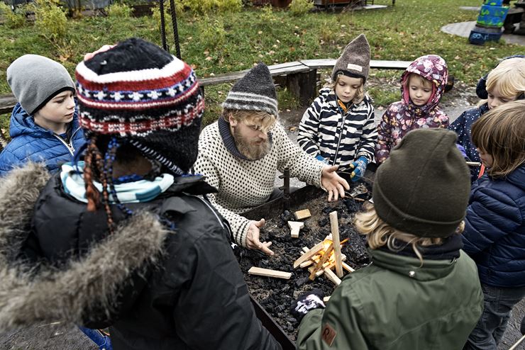 Martin Asmussen laver bål med børn fra guldberggadeskolen