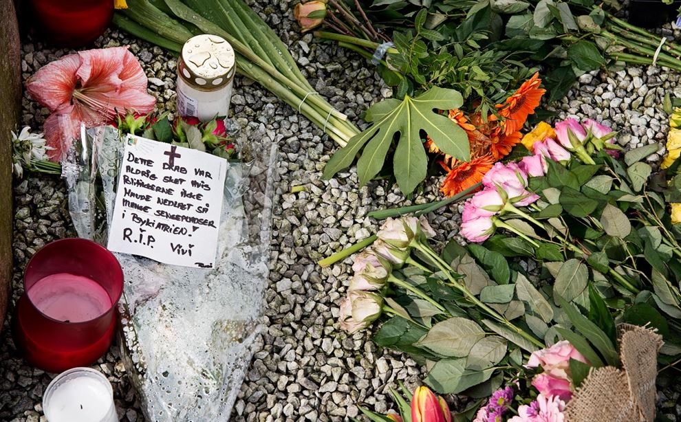 Blomster, lys og kort fra kolleger til den dræbte social - og sundhedsassistent