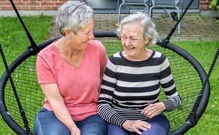 Social- og sundhedshjælper og ældre gynger på plejehjem i Aarhus