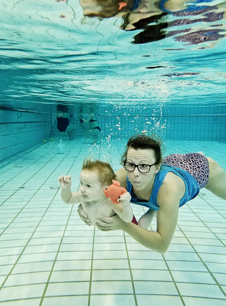 Instruktør laver dyk med baby til babysvømning