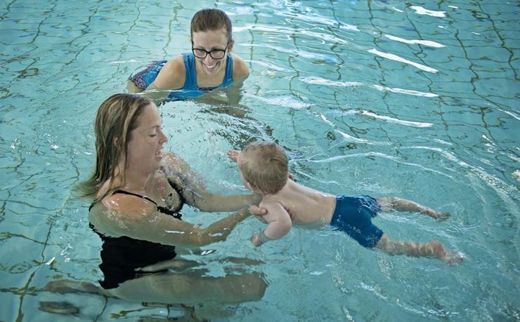 Instruktør, mor og barn til babysvømning