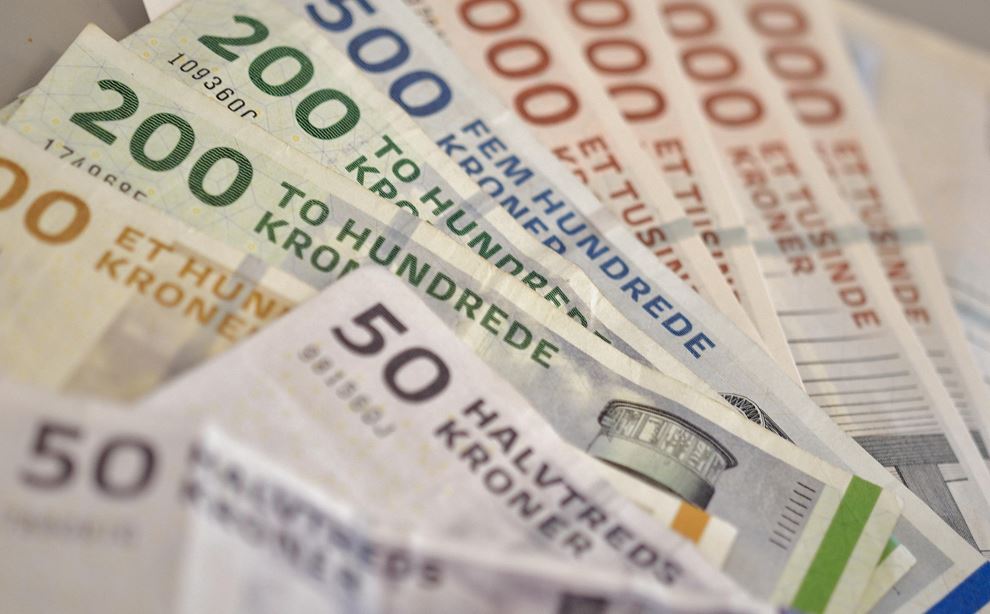 En masse danske pengesedler ligger spredt ud i en vifteform