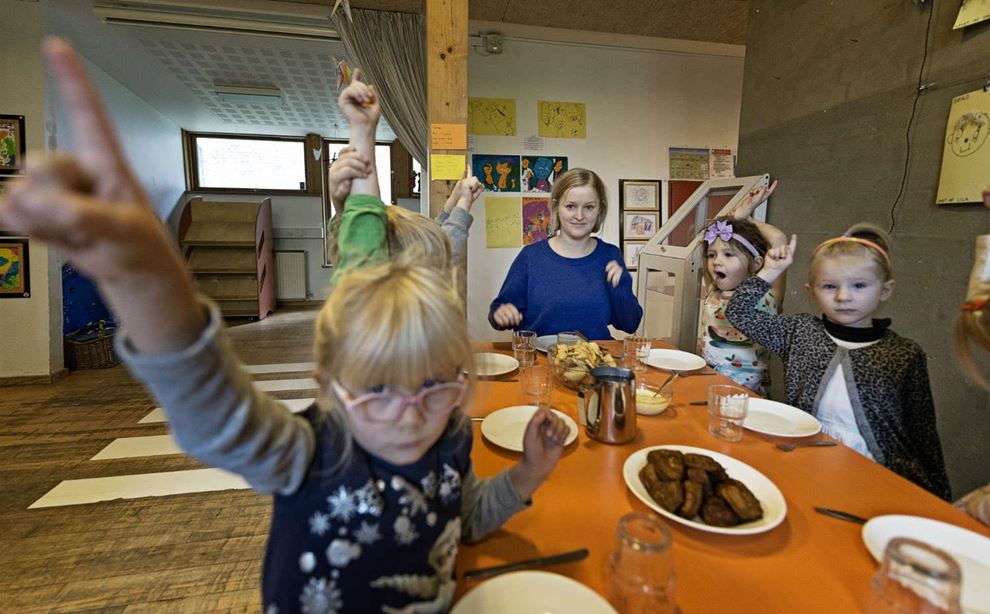 Pædagog Lisa Østervig Pedersen ved bordet med børn