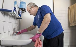 Rengøringsmedarbejder gør håndvask ren