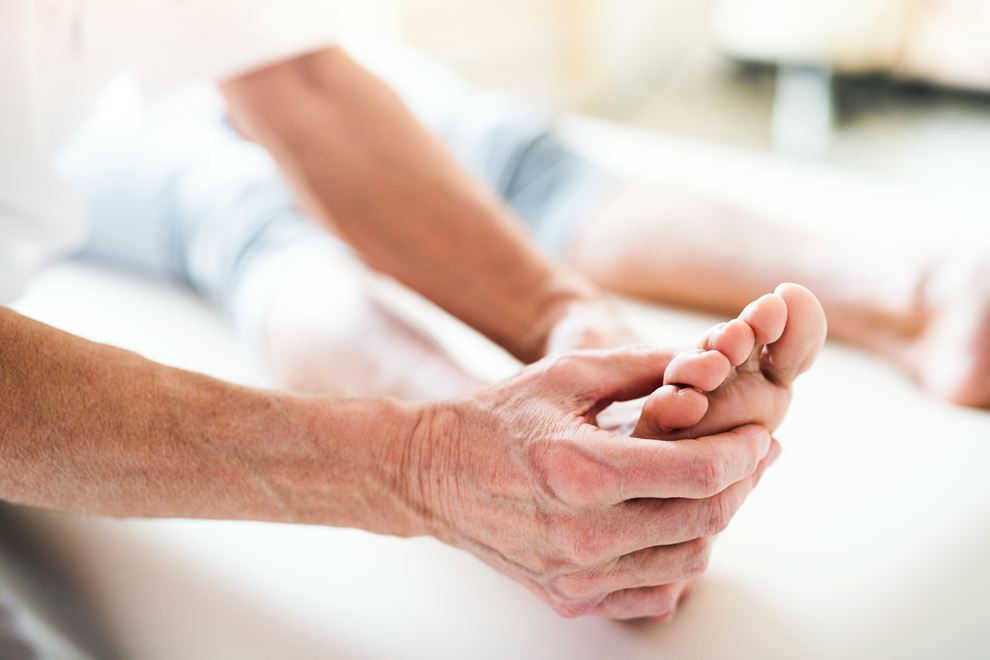 Plejepersonale der mærker på fødder