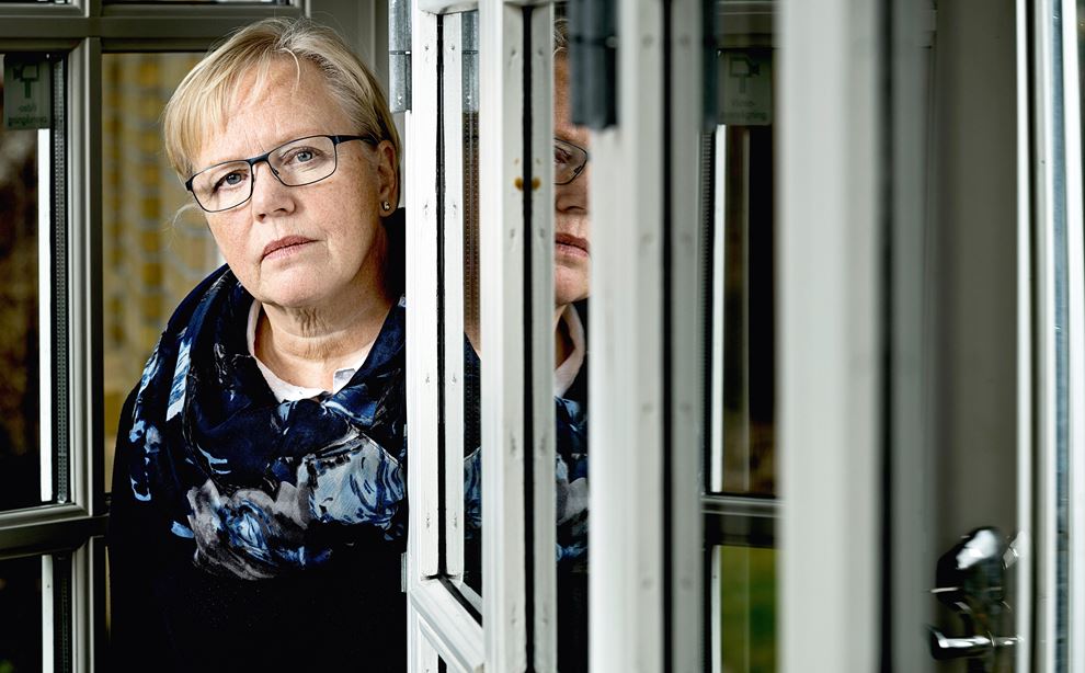 Susanne Frimodt Hansen står i altandøren i sit hjem