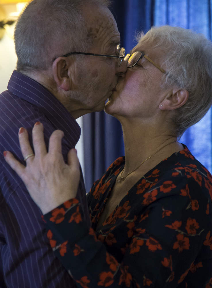 En ældre mand og kvinde kysser på dansegulvet