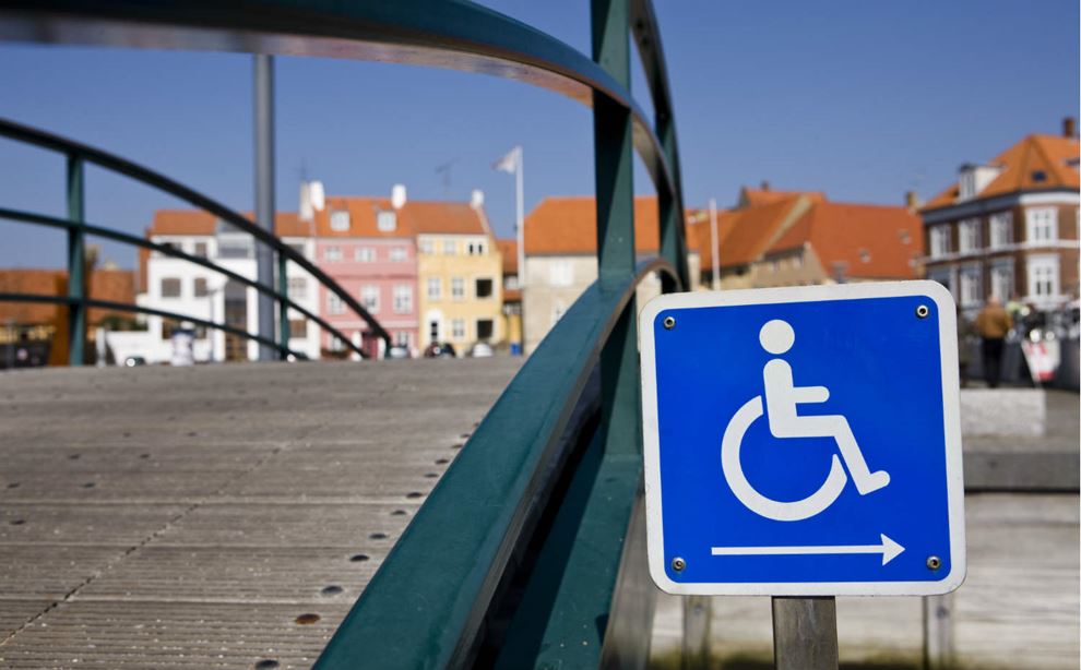 Handicapskilt ved bro
