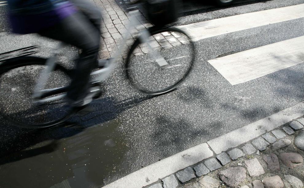Cykel kører hurtigt på cykelsti ved fodgængerfelt
