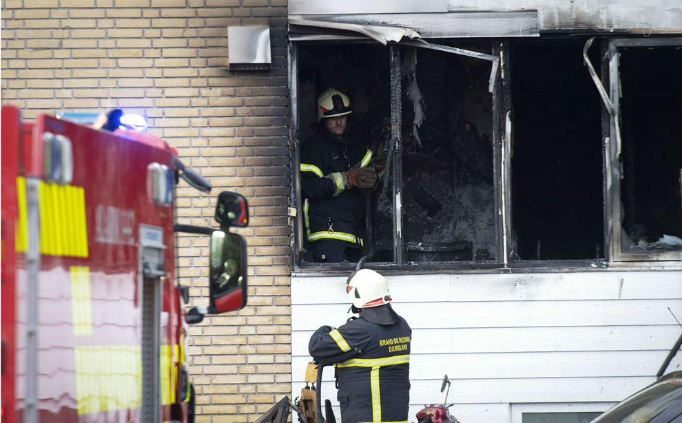 Brandfolk i gang med at sikre brandstedet på Plejecentret Farsøhthus i Allingåbro på Djursland. 