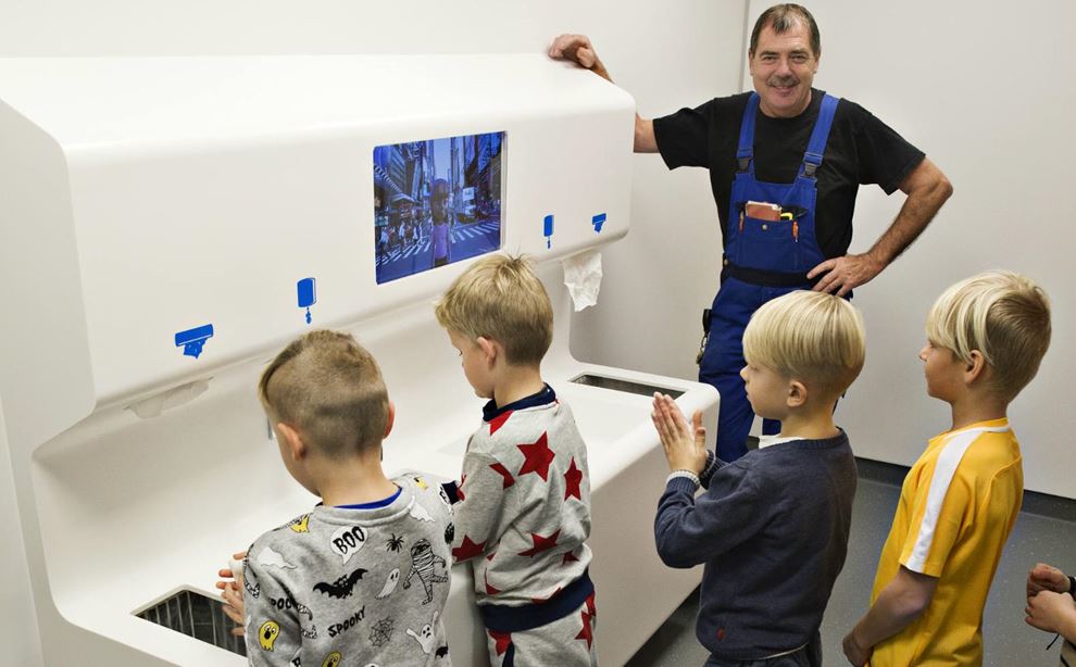 Karsten Mortensen med børn på moderne skoletoilet