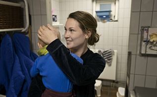 Pædagogmedhjælper Louise Rosengren krammer et barn