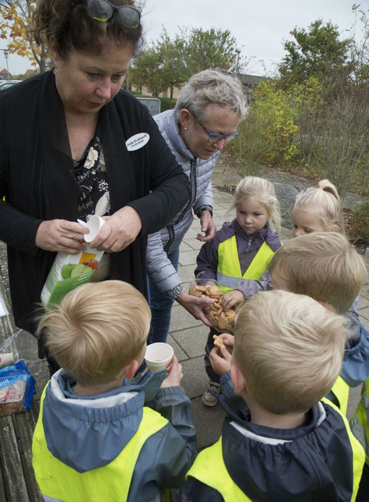  Plejehjemsleder Linda Eckhart byder børnene på juice og småkager