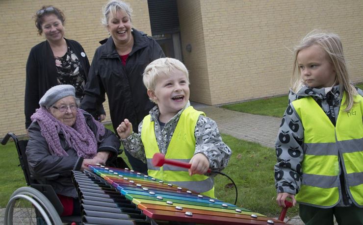 Social- og sundhedsassistent Kristine Ryberg hører børn spille musik på plejhjem