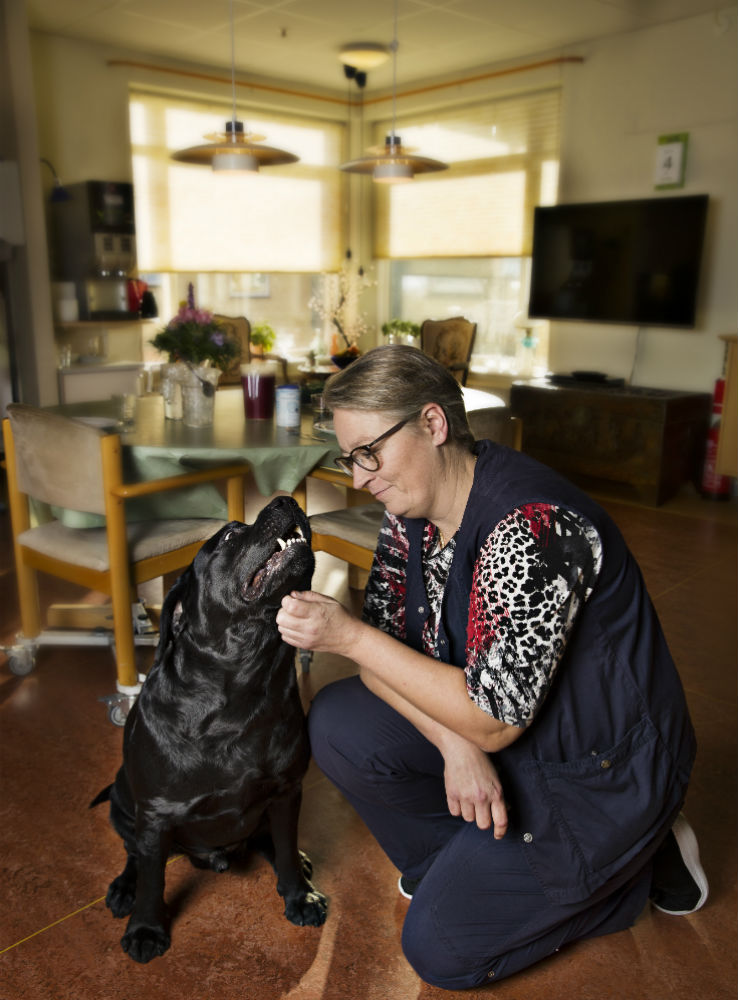 Social-og sundhedsassistent Malene Johansen med sin hund Kenzo 