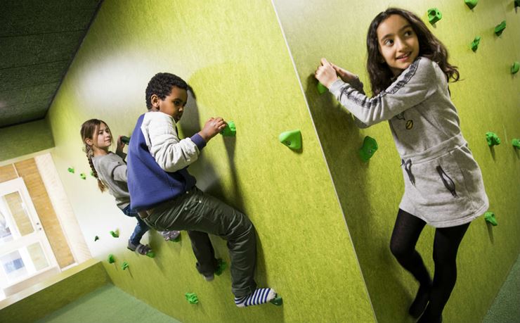 Børn på klatrevæg på Søndervangsskolen