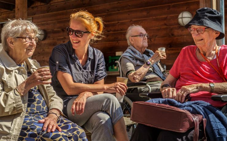 Borgere fra plejehjemmet Rosenvang drikker kaffe i solen