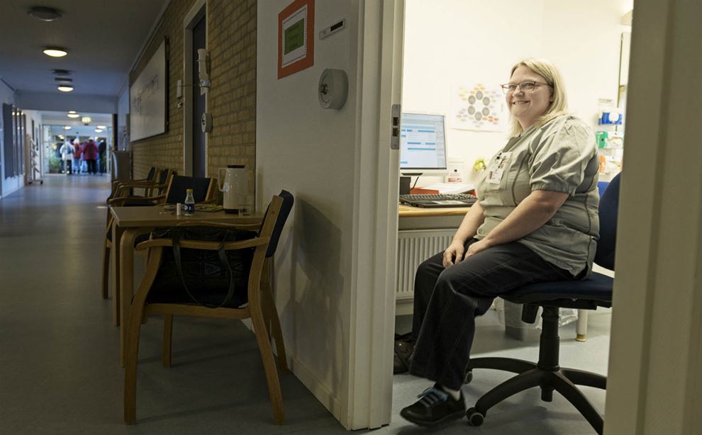 Sosu-assistent Lisette Rasmussen sidder klar i SSA-klinik