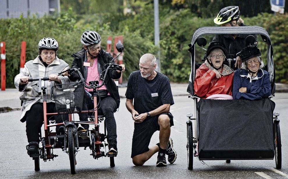 Teknisk servicemedarbejder sender plejehjemsbeboere afsted på cykeltur