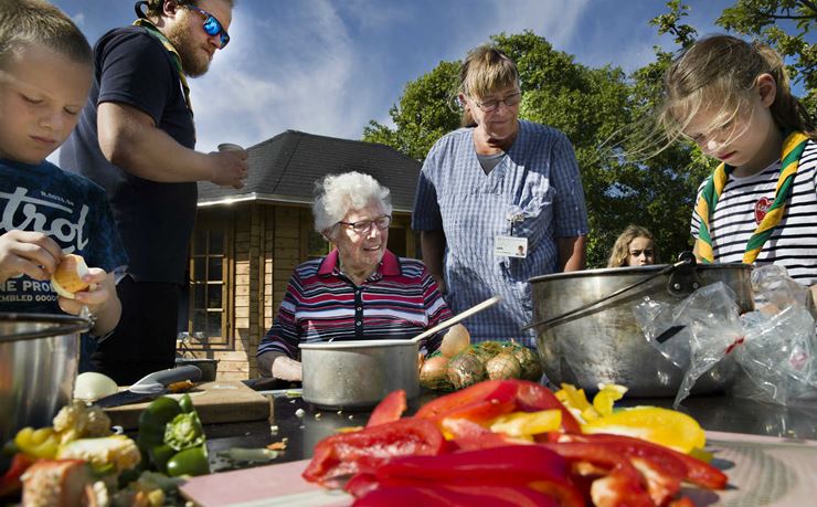 Spejdere og plejehjemsbeboere laver mad