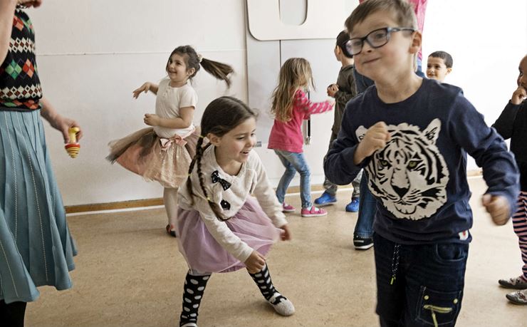 Børn fra Bytoften i Brønshøj danser til klassisk musik.