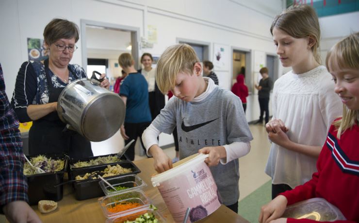 Børn øser sund mad op på Mølholm Skole