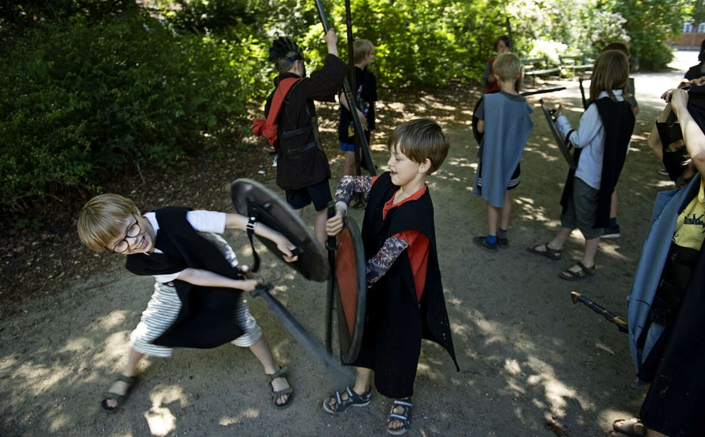 Børn fra Langelinieskolens Fritidsinstitution der fægter med sværd