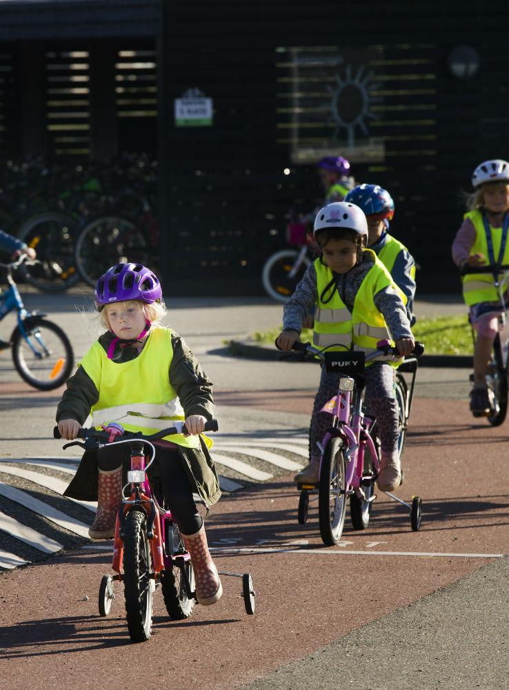 Børn cykler med støttehjul