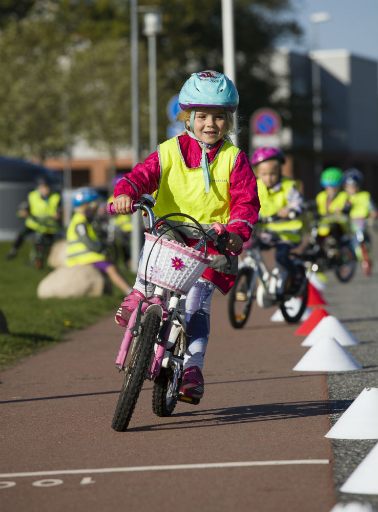 Barn cykler over målstregen