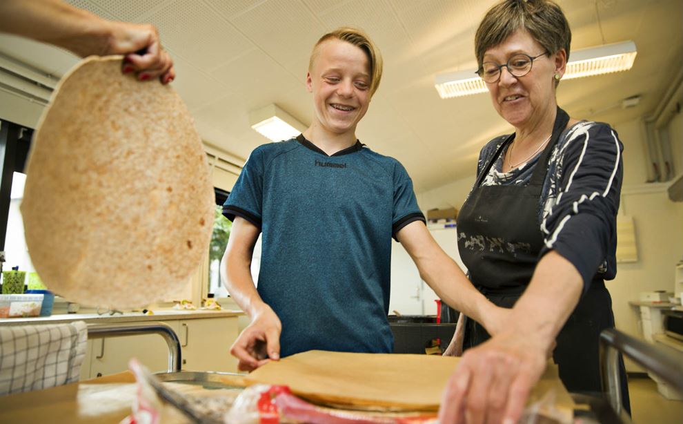 Køkkenleder Jette Jensen får hjælp af børn i køkkenet