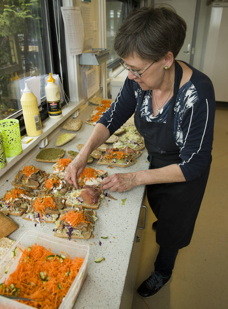 Køkkenleder Jette Jensen laver sund skolemad på Mølholm Skole