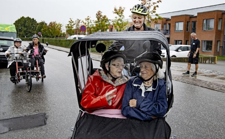 Plejehjemsbeboere på cykeltur i rickshawcykel