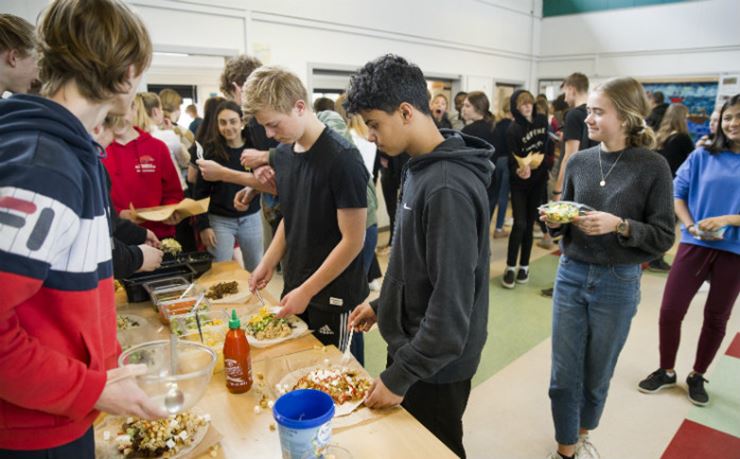 Teenagere der spiiser sund frokost på Mølhom Skole
