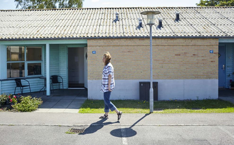 Kvinde går langs vej foto: Pelle Rink