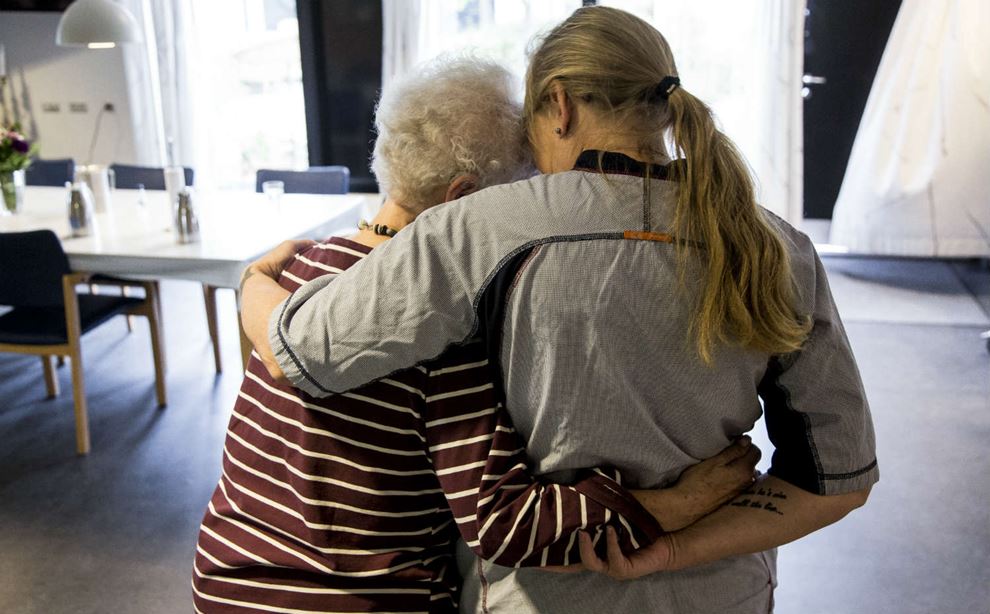 ældre dame og ansat på plejecenter holder om hinanden foto Heidi Lundsgaard