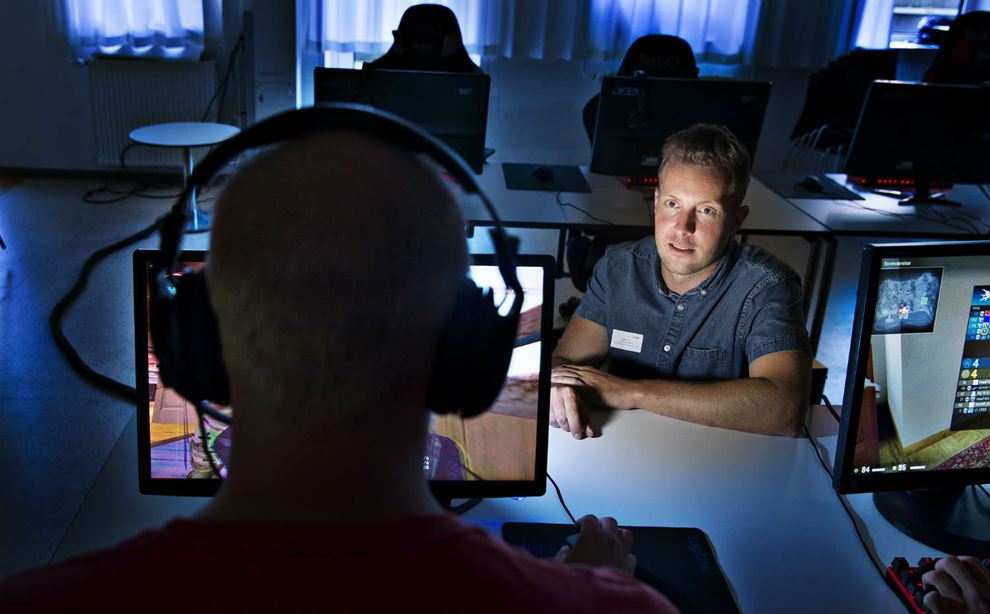 Mand kigger på mand, der spiller computer. Foto: Niels Åge Skovbo